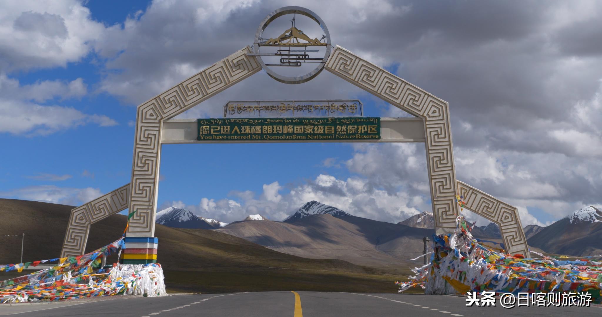 珠穆朗玛峰国家公园和珠峰大本营,珠穆朗玛峰国家公园纪念碑