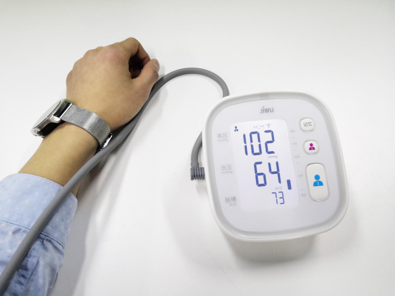 自查血压仅需轻轻一按，苏宁智能血压计初体验