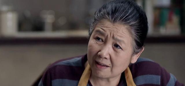 老公的奶奶背着我偷吃东西，发现原因后，我抱住奶奶痛哭