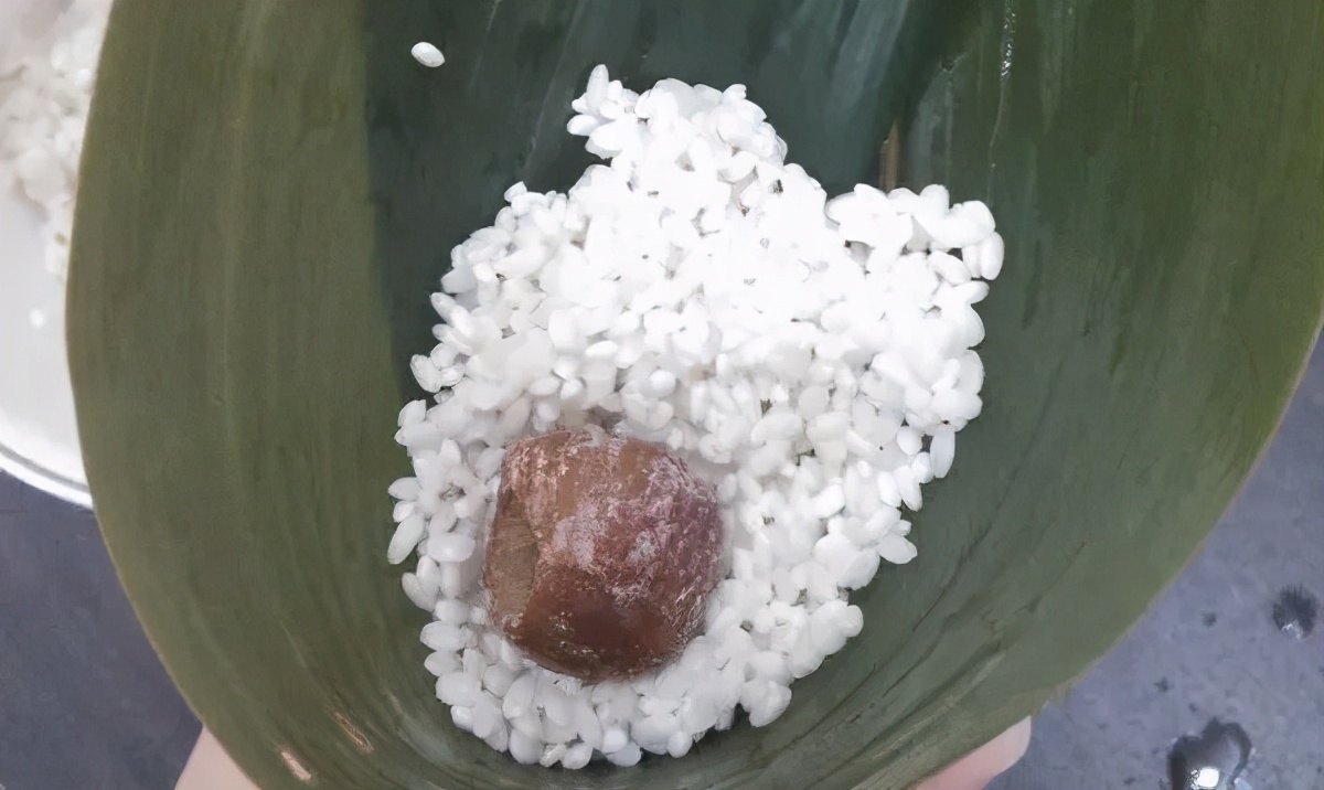 粽子怎么能包的特别紧不漏米,煮粽子时为何会出现粽子夹生现象