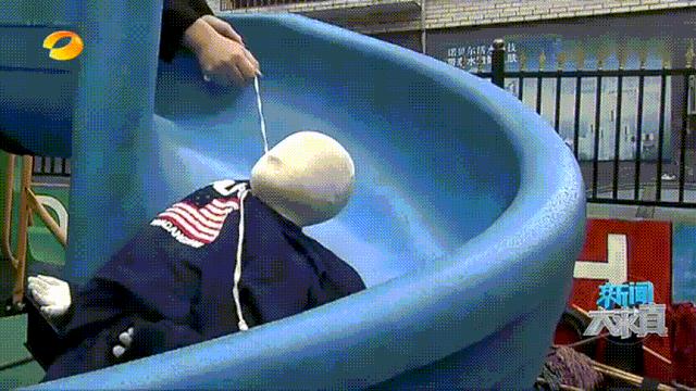 男孩儿被拉链卡住了,男孩被拉链卡住了眼皮被扯掉