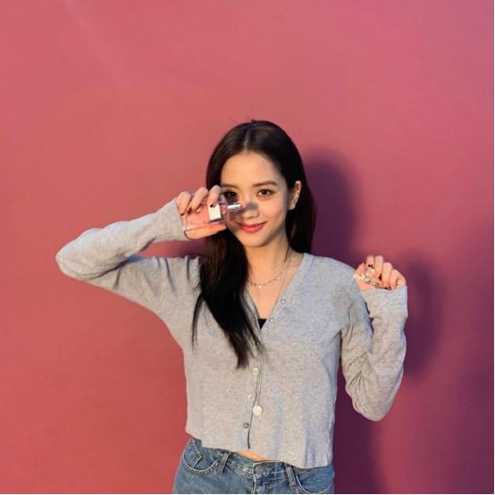 智秀白衣服配牛仔裙,秀智穿搭夏天气质上衣图