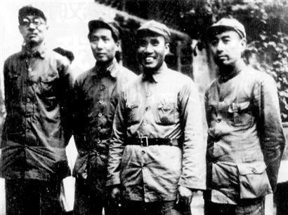 *德朱**——坚决维护*党**的领导核心的光辉典范