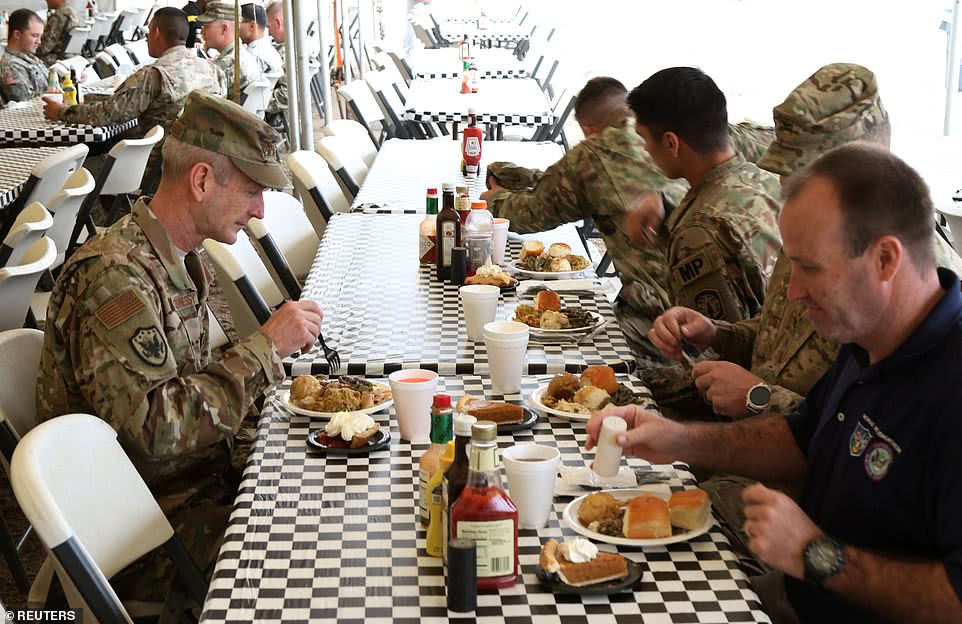 美军感恩节丰盛的火鸡晚餐,美国军队感恩节火鸡大餐