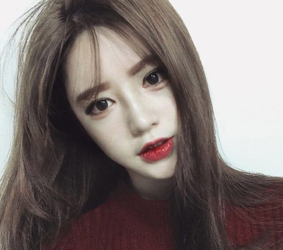 圆脸男生中分烫头发型简单易打理,圆脸中长款卷发发型推荐