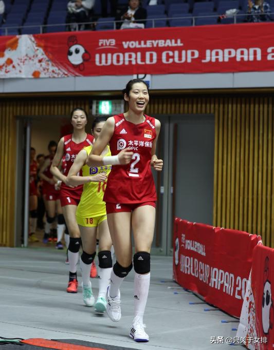 女排队员穿的什么鞋,女排为什么喜欢穿篮球鞋