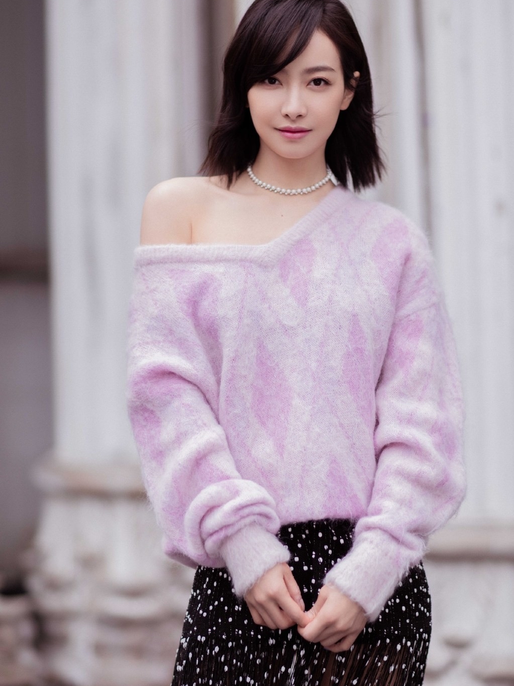 秋瓷炫穿红色裙子扎个黄色宽腰带,秋瓷炫身材好吗