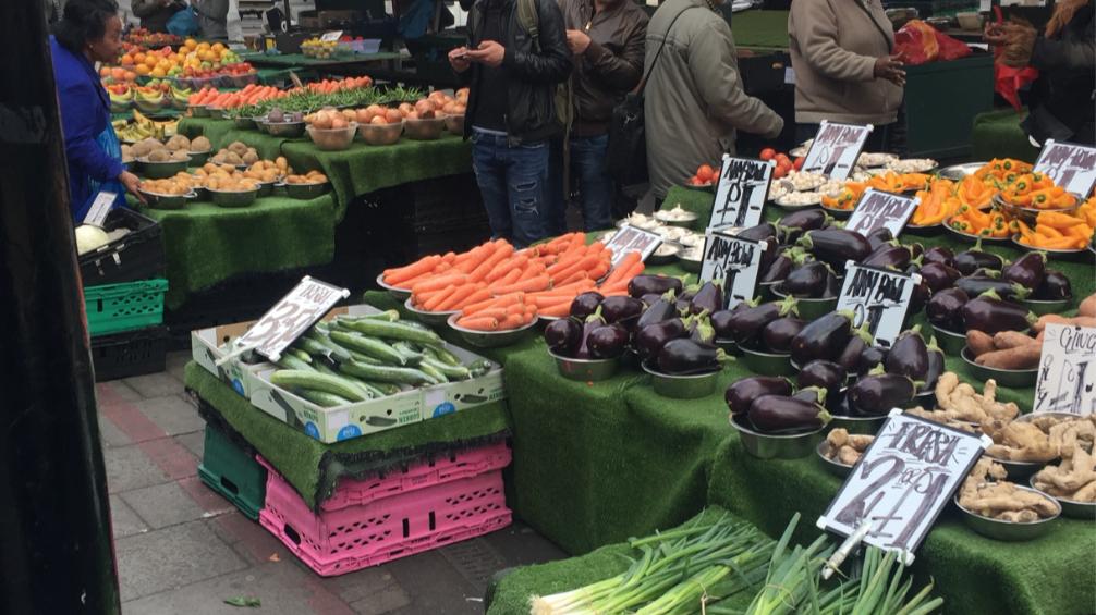 老外留学后回国摆摊,意大利留学生回国摆地摊