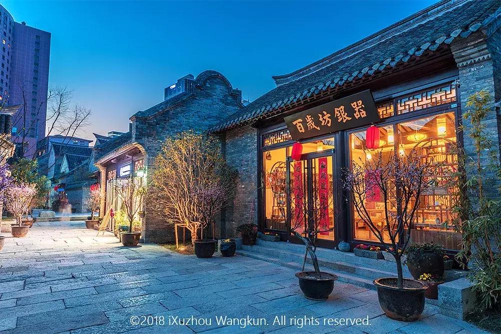 徐州市中心处竟隐藏着一片梅花林，时尚又古香的街区被映成粉色