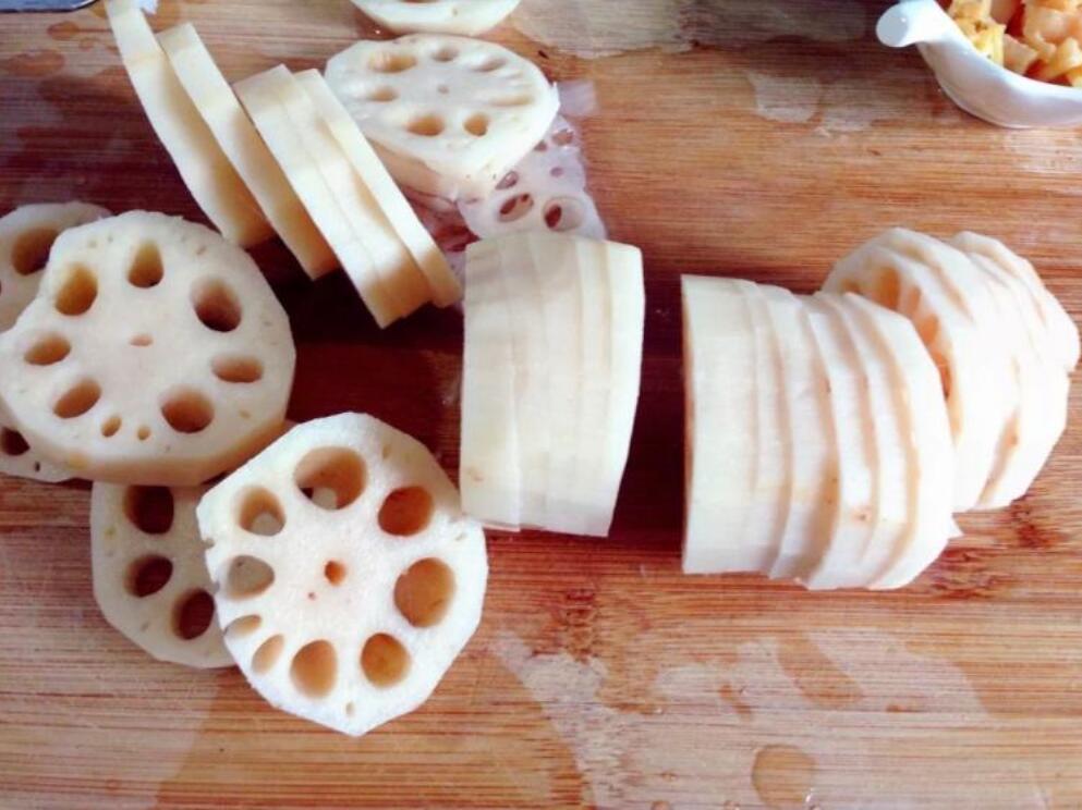 为什么莲藕炒熟变黑,为何莲藕一焯水就变黑