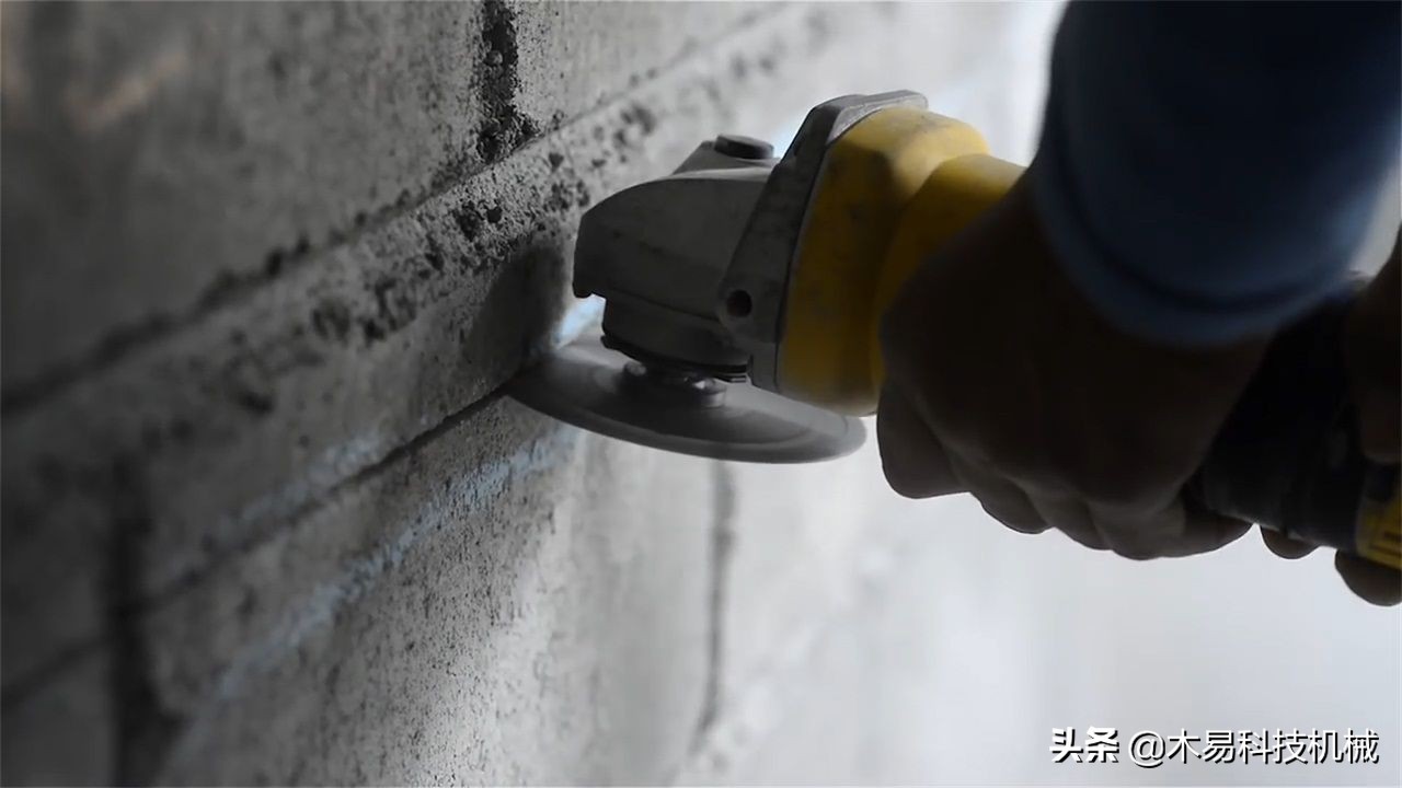 大叔研发“开槽神器”，每分钟8000转，90度角都能一次切完