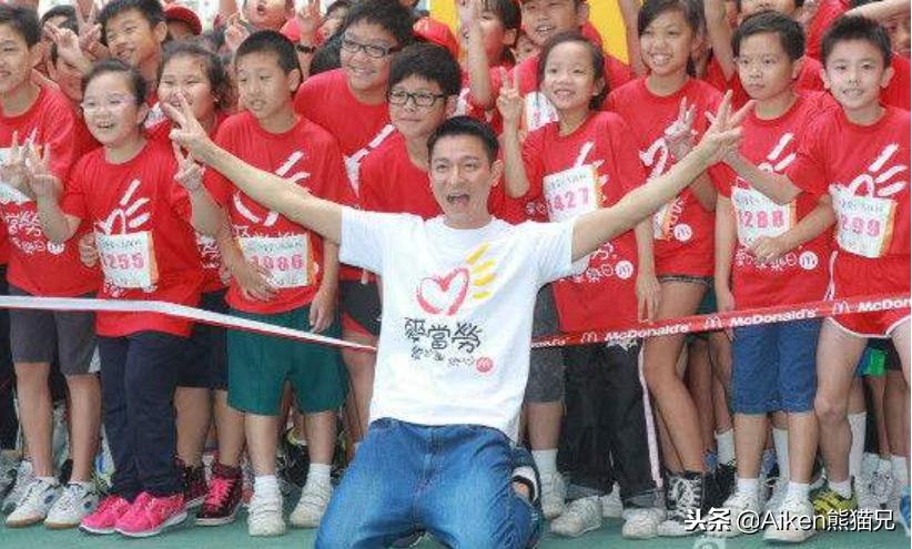 刘德华能红几十年他是怎么做到的,为啥刘德华这么受欢迎