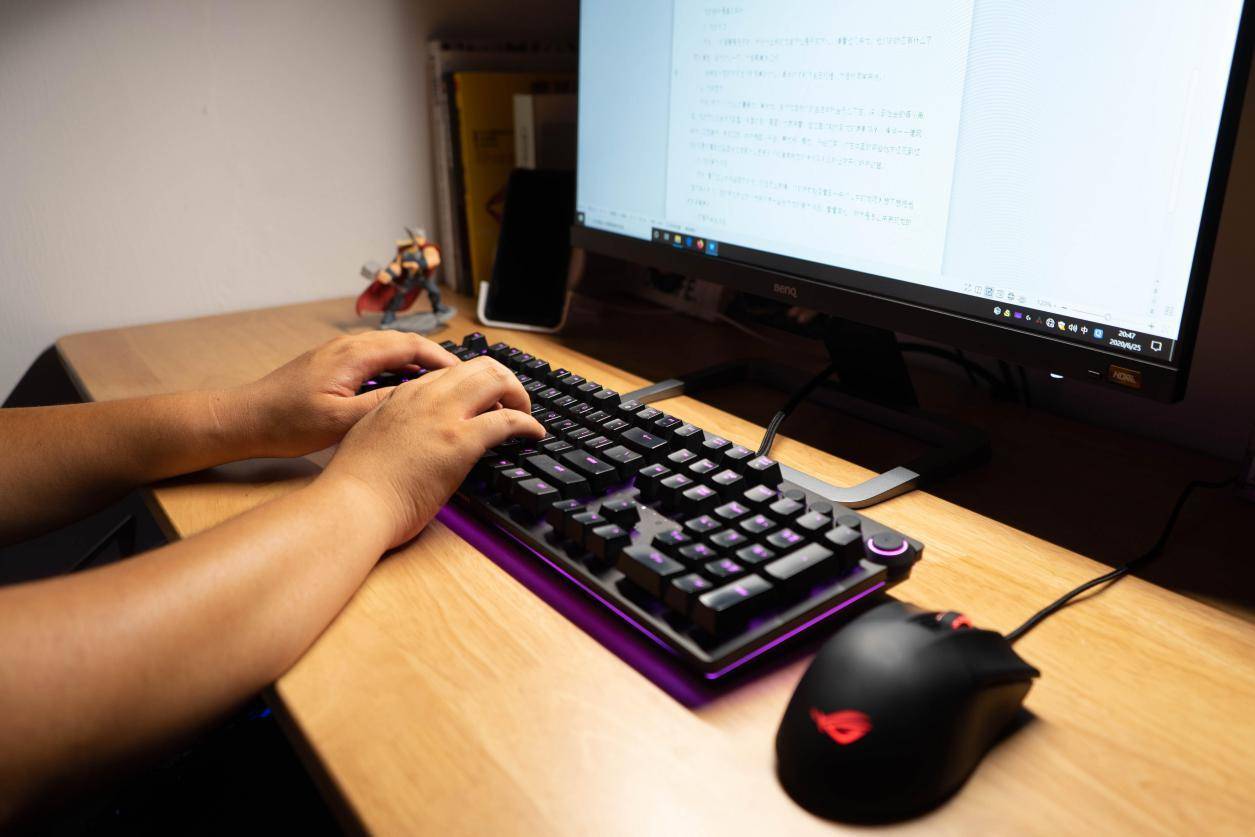 柔光不刺眼，夜间照明更舒适，体验如鱼生活非对称屏幕挂灯