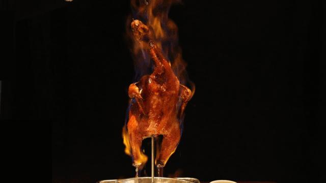 当着客人的面“玩火”？卓悦中心这家店喊你吃鸡