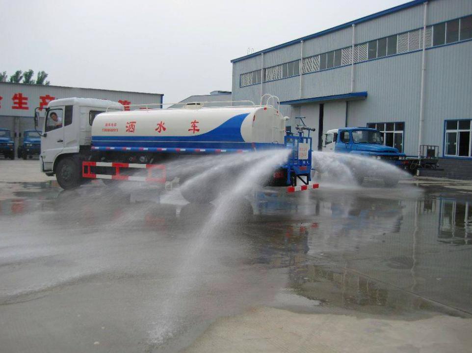 洒水车为什么在下雨时还会洒水,下雨天洒水车洒水的作用