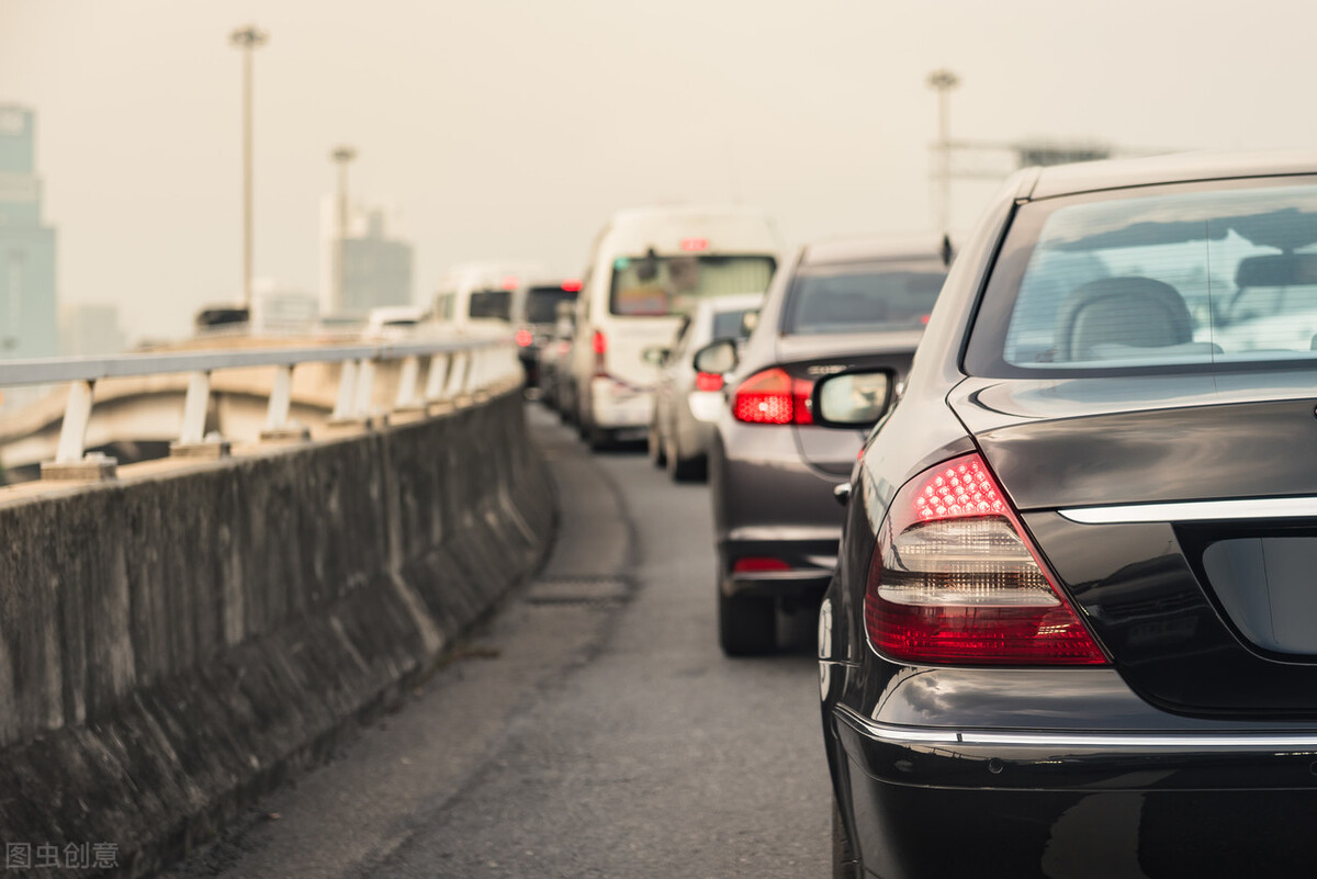 手动挡上坡遇到塞车怎么开,手动挡上坡堵车