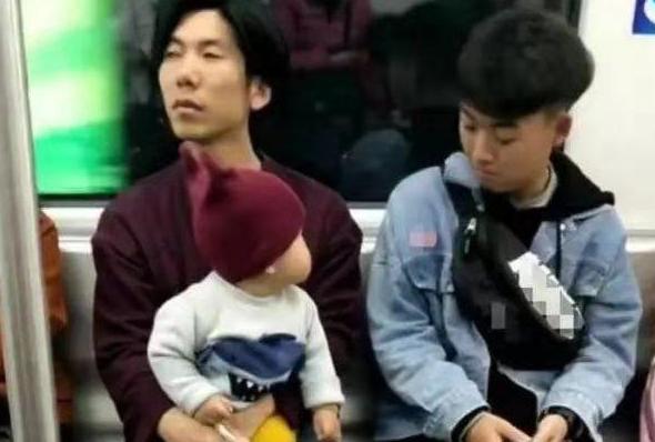 “花痴宝宝”火了,地铁上“狂撩”小哥哥,宝爸:难道我不帅?