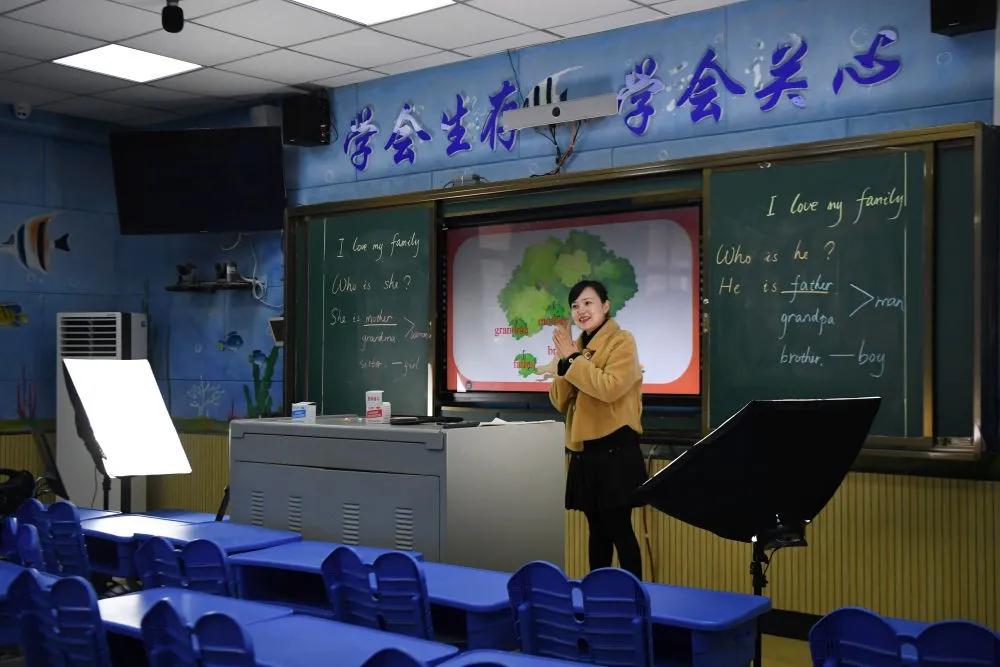 三亚一老师冒雨在巷子里蹭网直播上课，学生：这是最“硬核”的网课