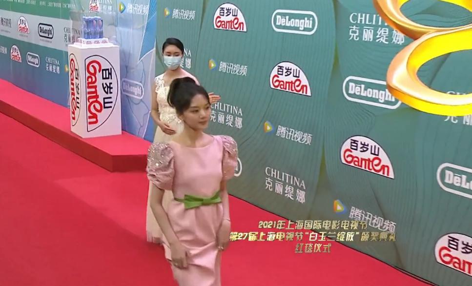 谭松韵倪妮零下4度走红毯,谭松韵吊带白纱裙争夺白玉兰视后