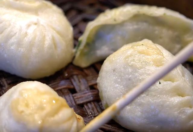 徐州第一的包子铺，一个包子卖88元，食客挤爆大厅，不预定吃不上