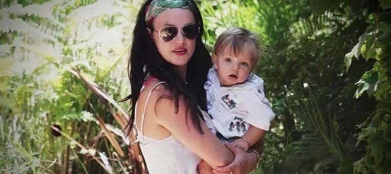 红极一时的世界巨星,被三个男人推进深渊,其中一个还是亲生父亲