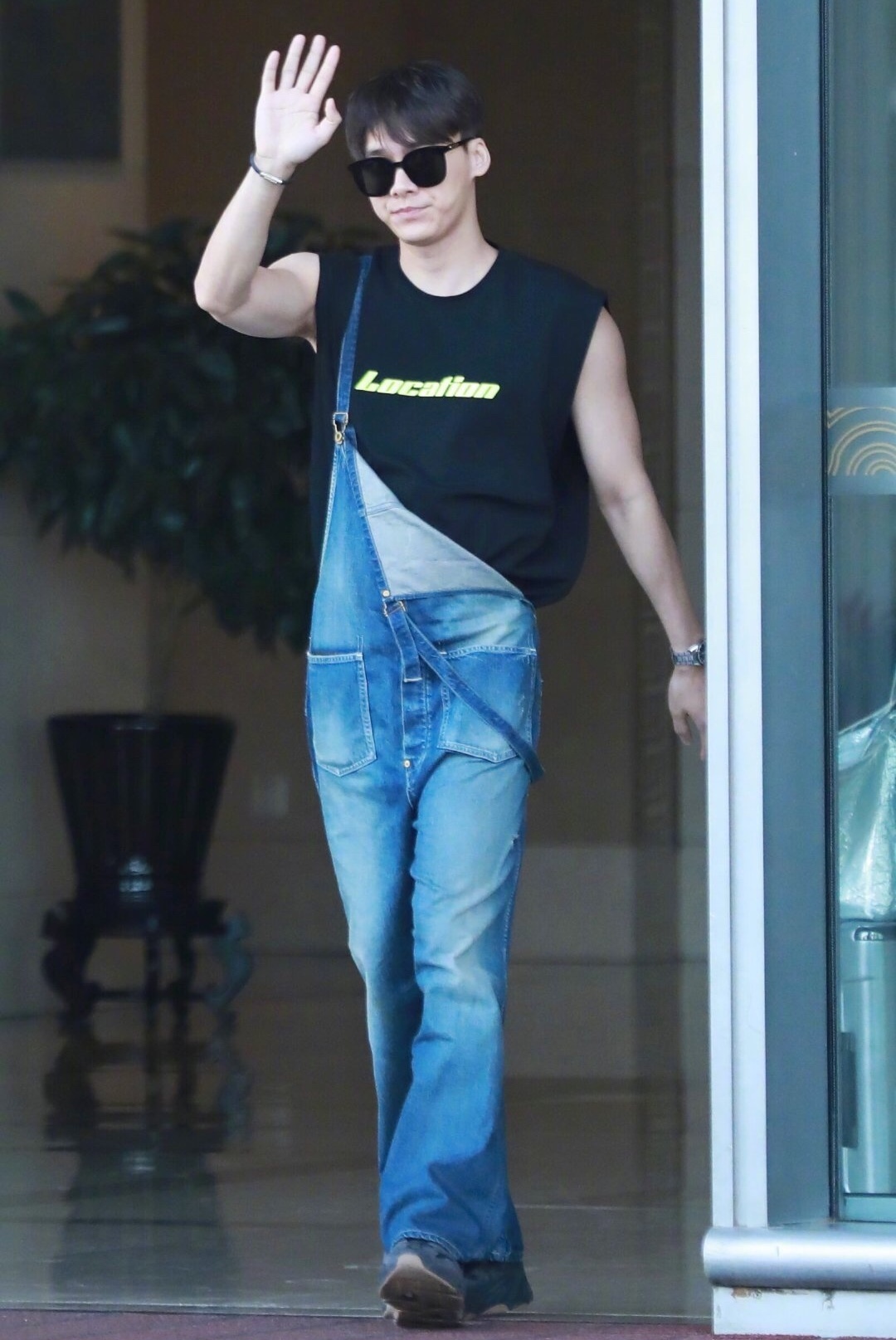 还在穿阔腿裤的你可能不知道,时髦精都悄悄穿起了束脚裤和背带裤