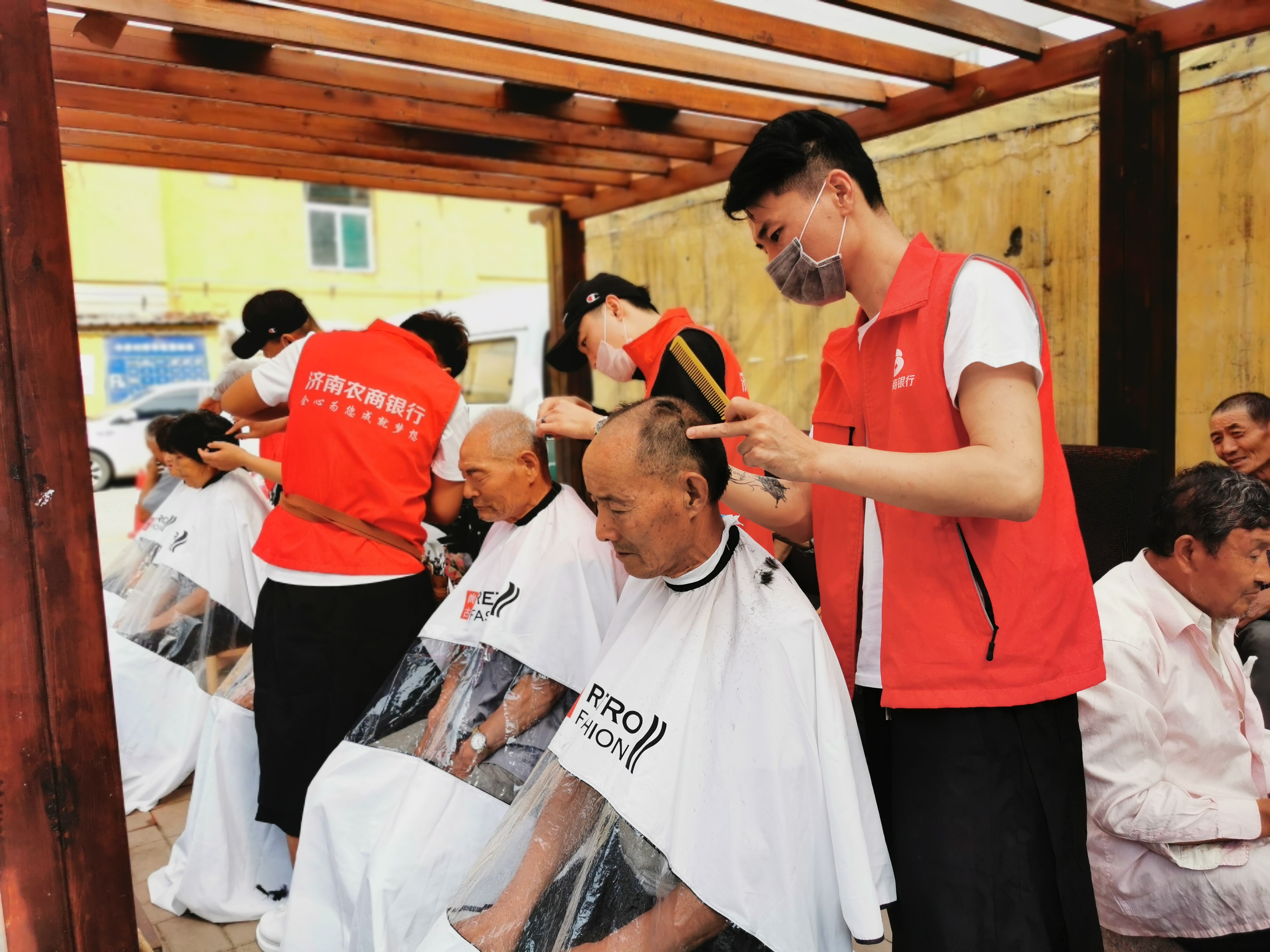 济南农商银行中井庄普惠金融宣传站开展爱心义剪父亲节志愿活动