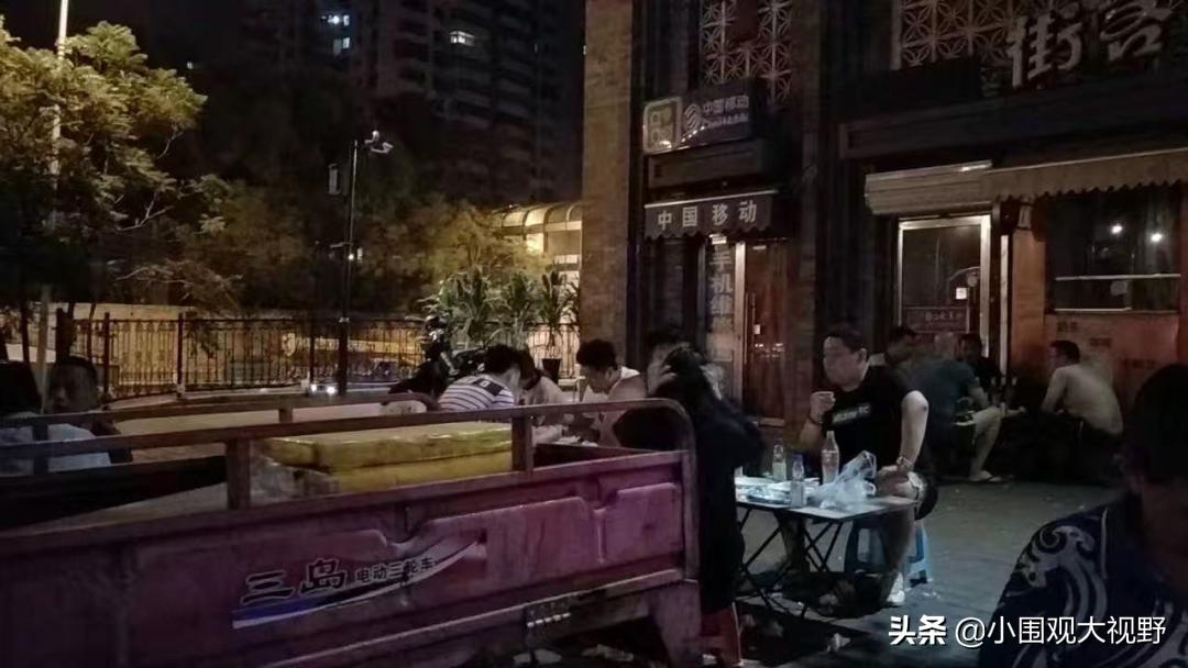 凌晨三点就开始摆摊,大部分人的晚上还在摆摊