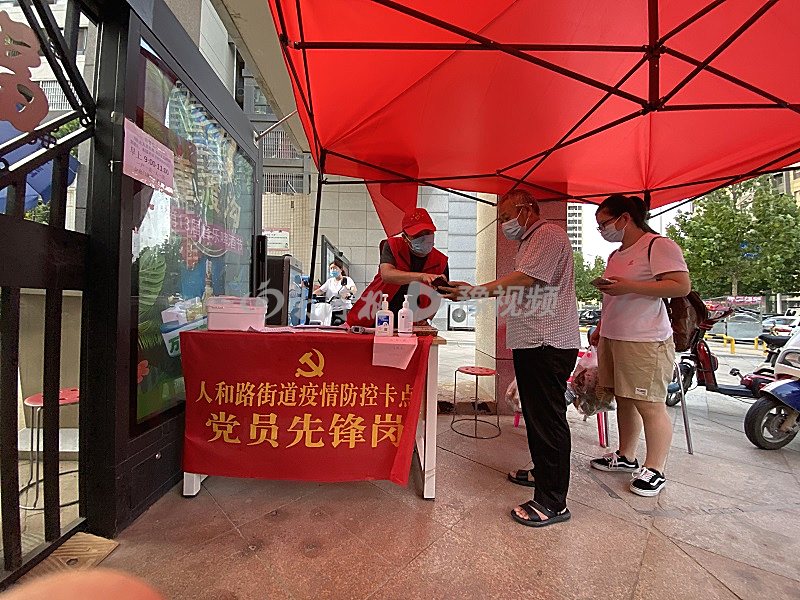 上午把高速口、下午守社区门,一天60公里“两头跑”的志愿者