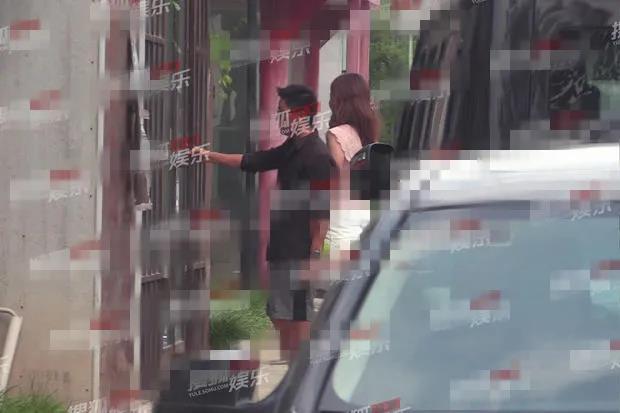 王宝强开豪车接送儿子，王子豪身高已到爸爸胸口，自强独立受好评