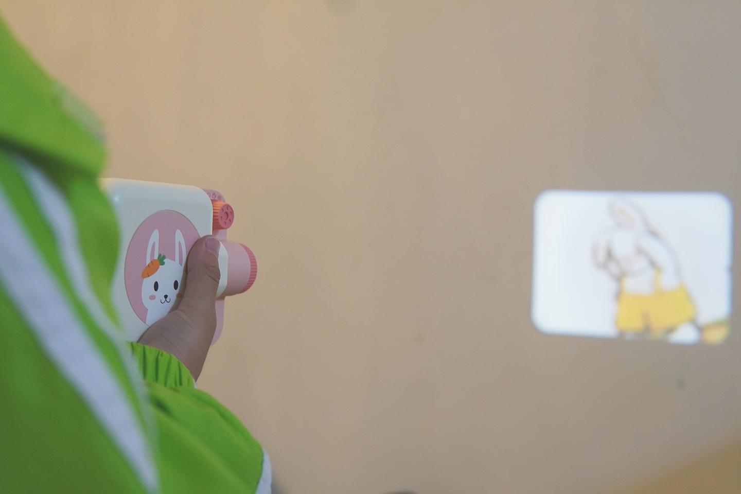 带娃好帮手,能投影能互动的趣学伴儿童故事放映机