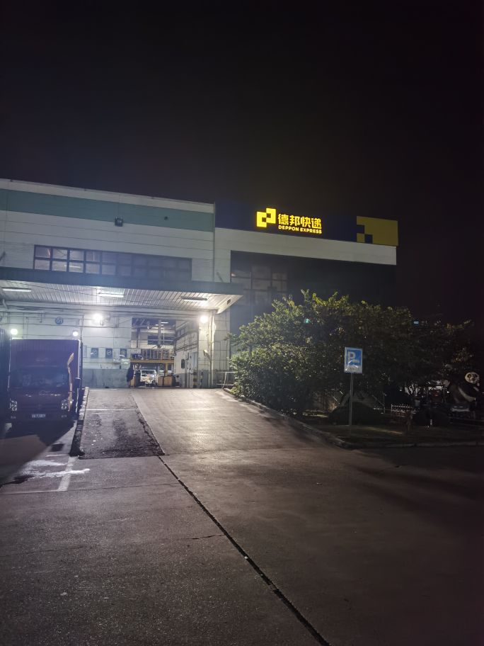 德邦快递招聘司机最新,德邦快递长途车几个司机