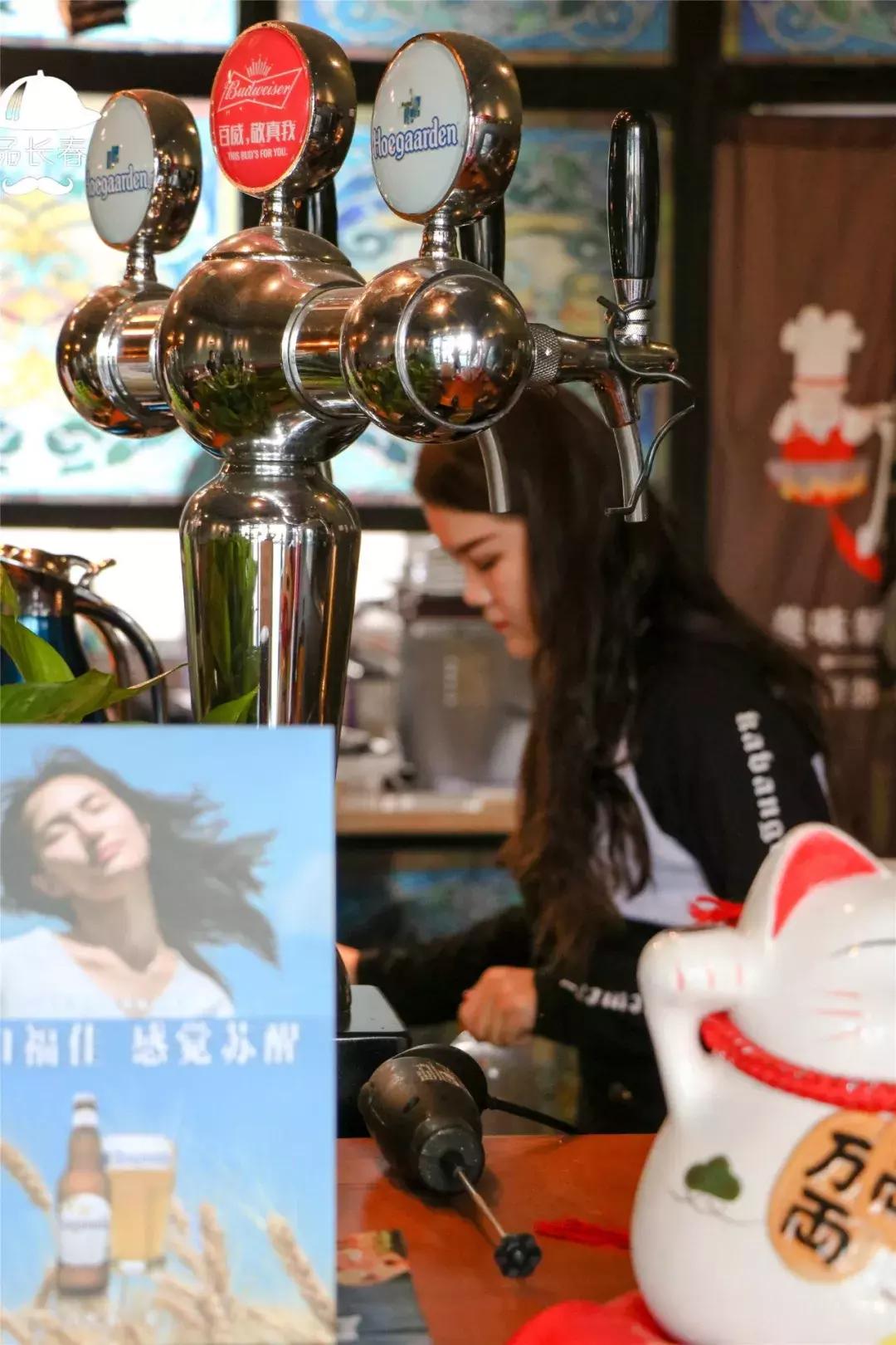 这家餐厅居然用外国大帅哥来吸引顾客