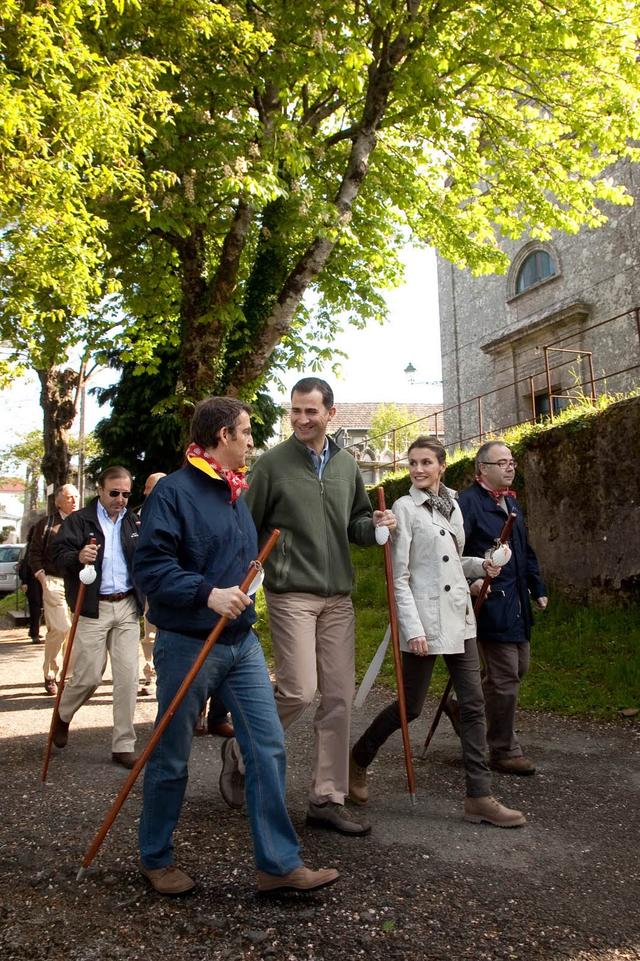 费莱夫妇重走来时路，莱后穿平底鞋健步如飞，搭配失策惨变五五分