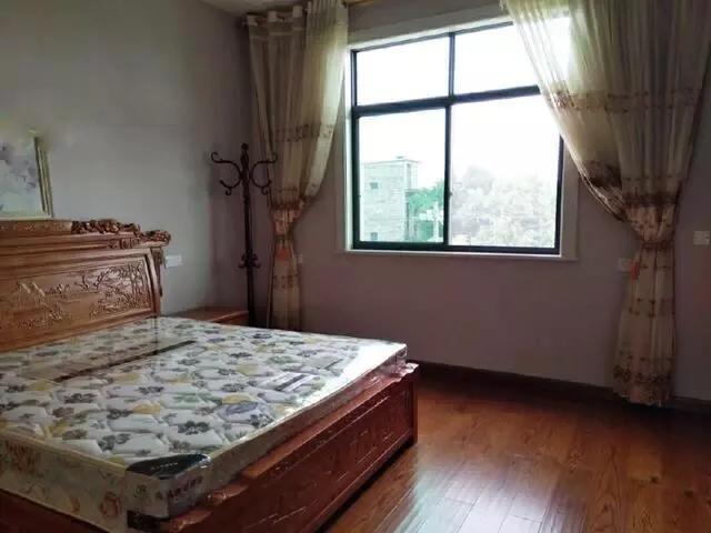 村里土豪的三楼自建房,女子在农村自建3层小楼没钱装修