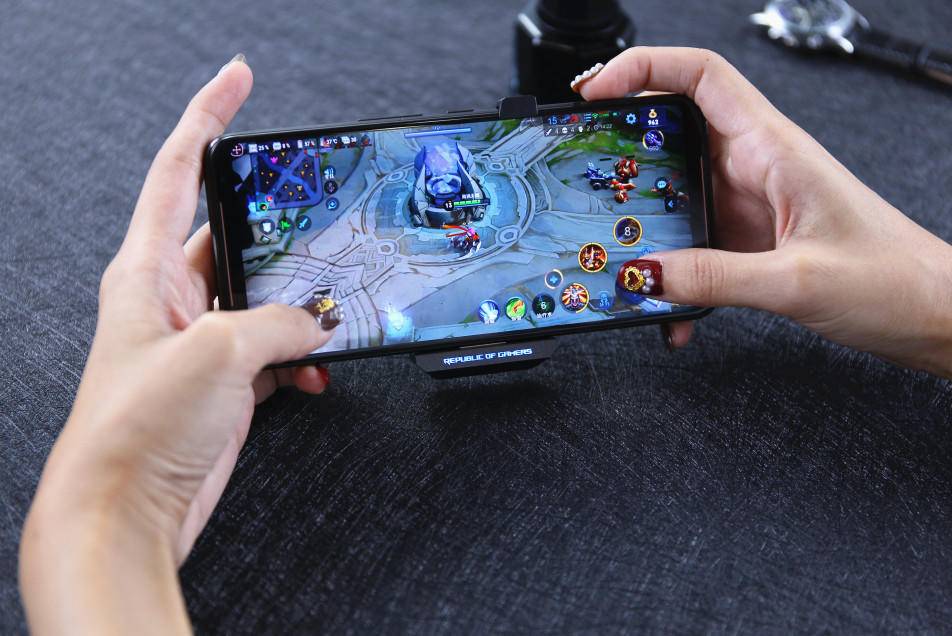 rog游戏手机2全套测评,rog游戏手机2上手体验