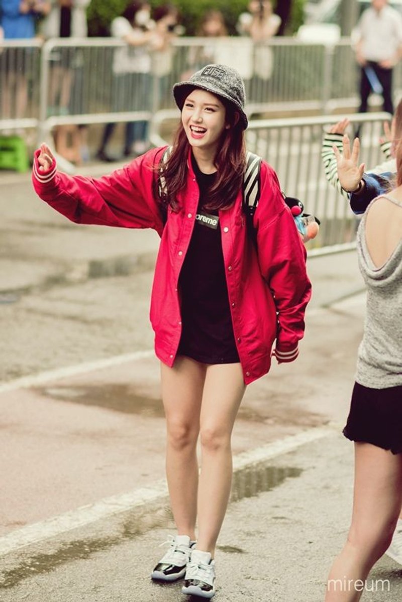 又甜又潮的正妹不多了！这位妹子全身Supreme脚踩AJ1倒钩太正