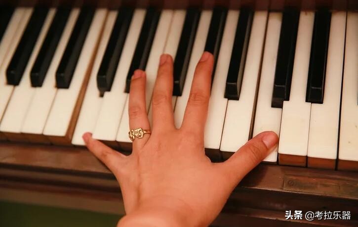 弹钢琴怎么让手跨度更大,弹钢琴如何扩指练习