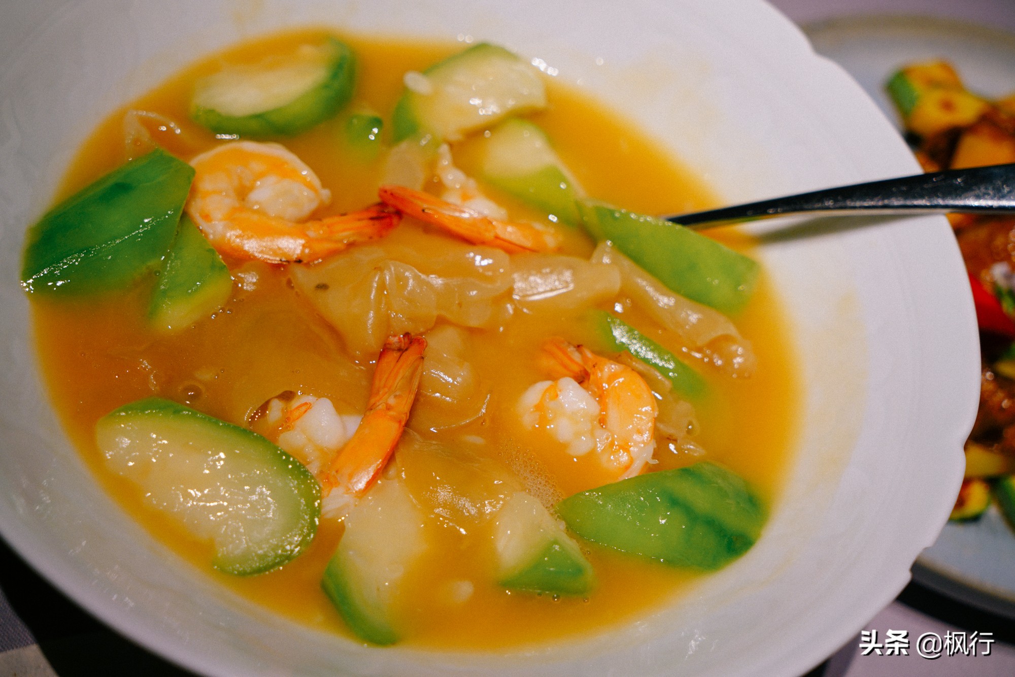 这家北京二环内的粤菜馆,装修获大奖,松板肉、乳鸽、罗氏虾惊艳