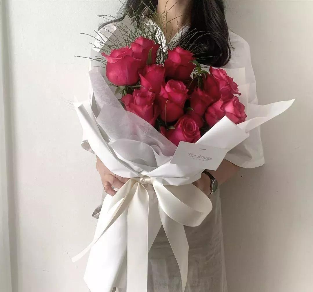 花要不要经常换水,花材正确处理方式及日常养护