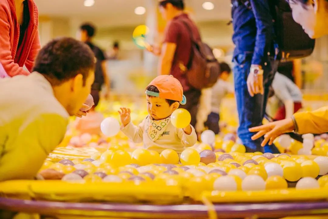 儿童纸尿裤滑滑梯,穿纸尿裤的宝宝滑滑梯