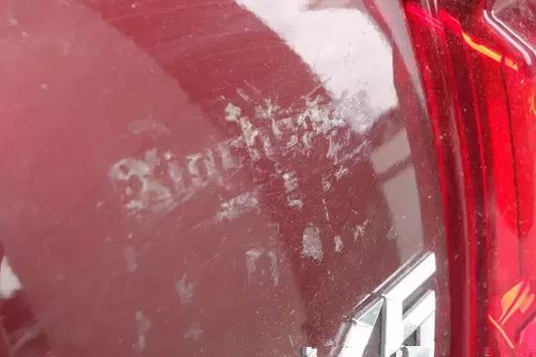 汽车后玻璃广告贴纸怎么清除,汽车后视镜贴纸怎么清除干净