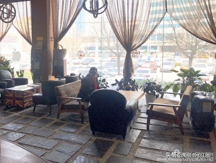 喜欢咖啡，因为那种独特的色香味。色泽凝重，透着忧郁和冷寂