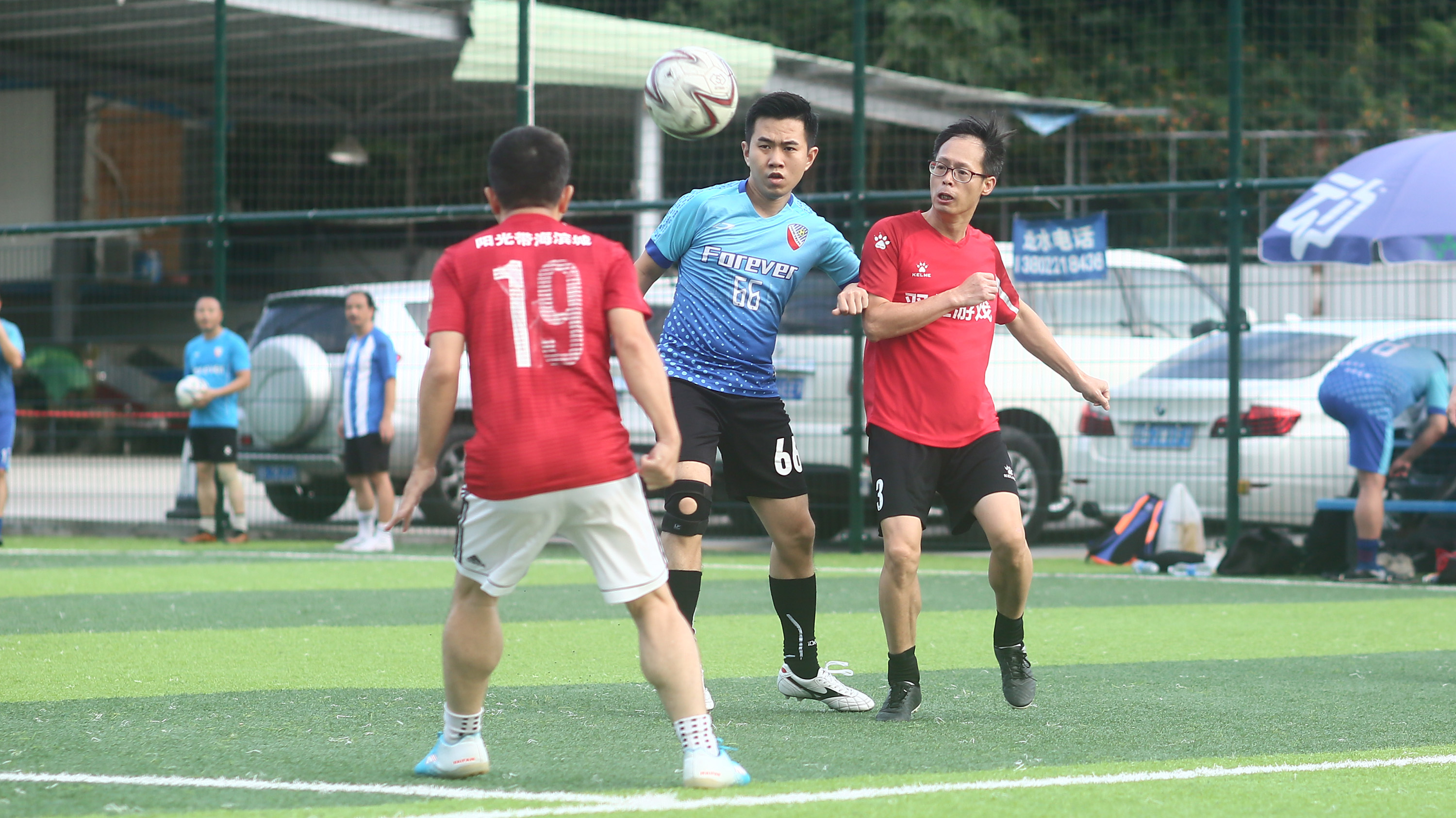 草根足球激烈对抗,深圳草根足球联赛