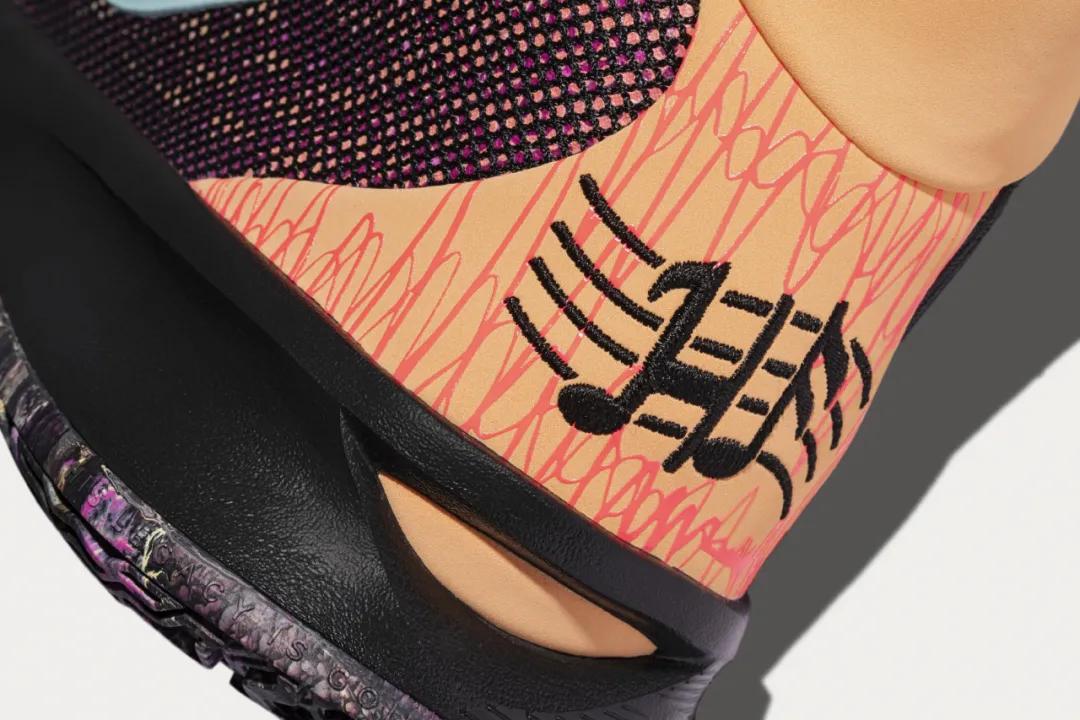 欧文穿欧文7打球图片,nba上脚欧文7紫黄破晓