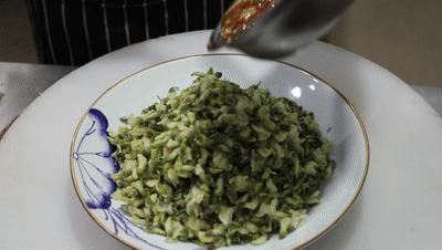 原来饭店是这样蒸槐花的,清香软嫩,不粘不坨,看完长知识了