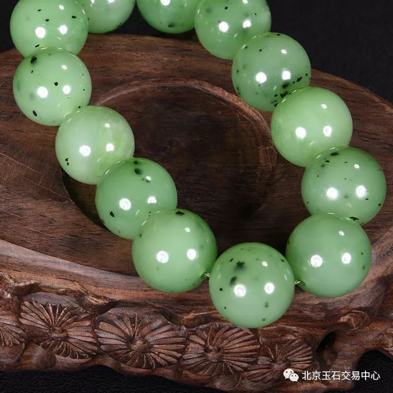 手镯小了佩戴手镯方法,怎么戴手镯不容易变形开口