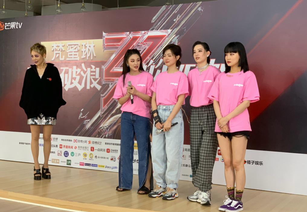 《姐姐》成团夜风波不断！李权哲发博内涵队友，万茜李斯被指抱团