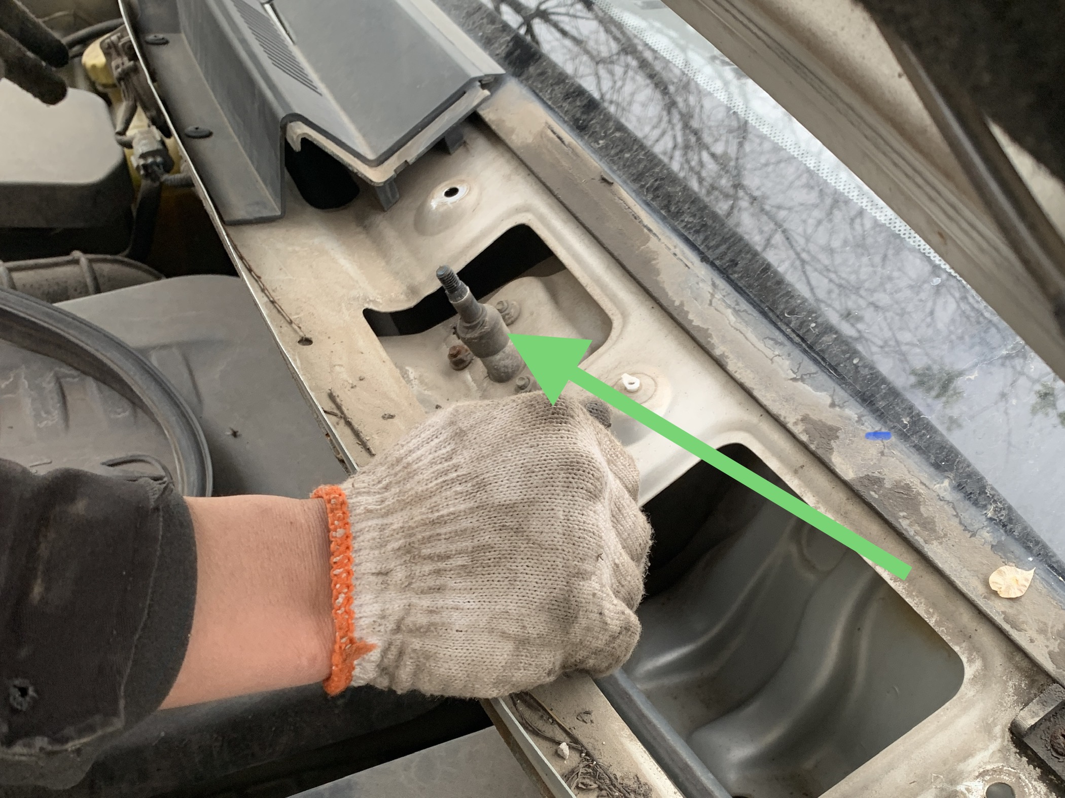汽车雨刷器卡住了,雨刷臂压不住玻璃