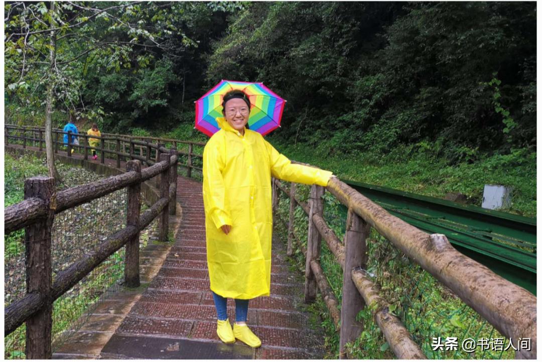 在山上被猴子追,张家界黄石寨的猴子抢东西视频